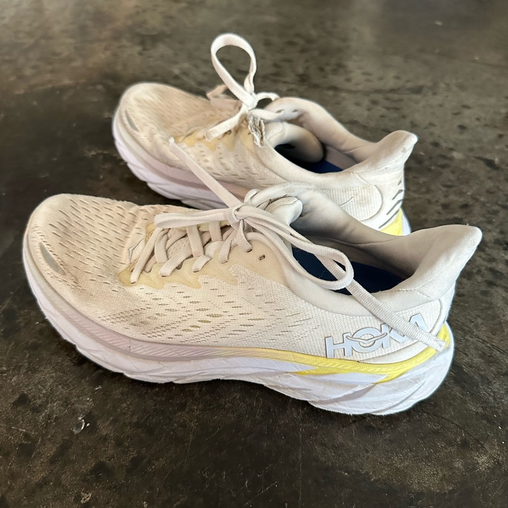 Women’s HOKA Clifton 8 size 6